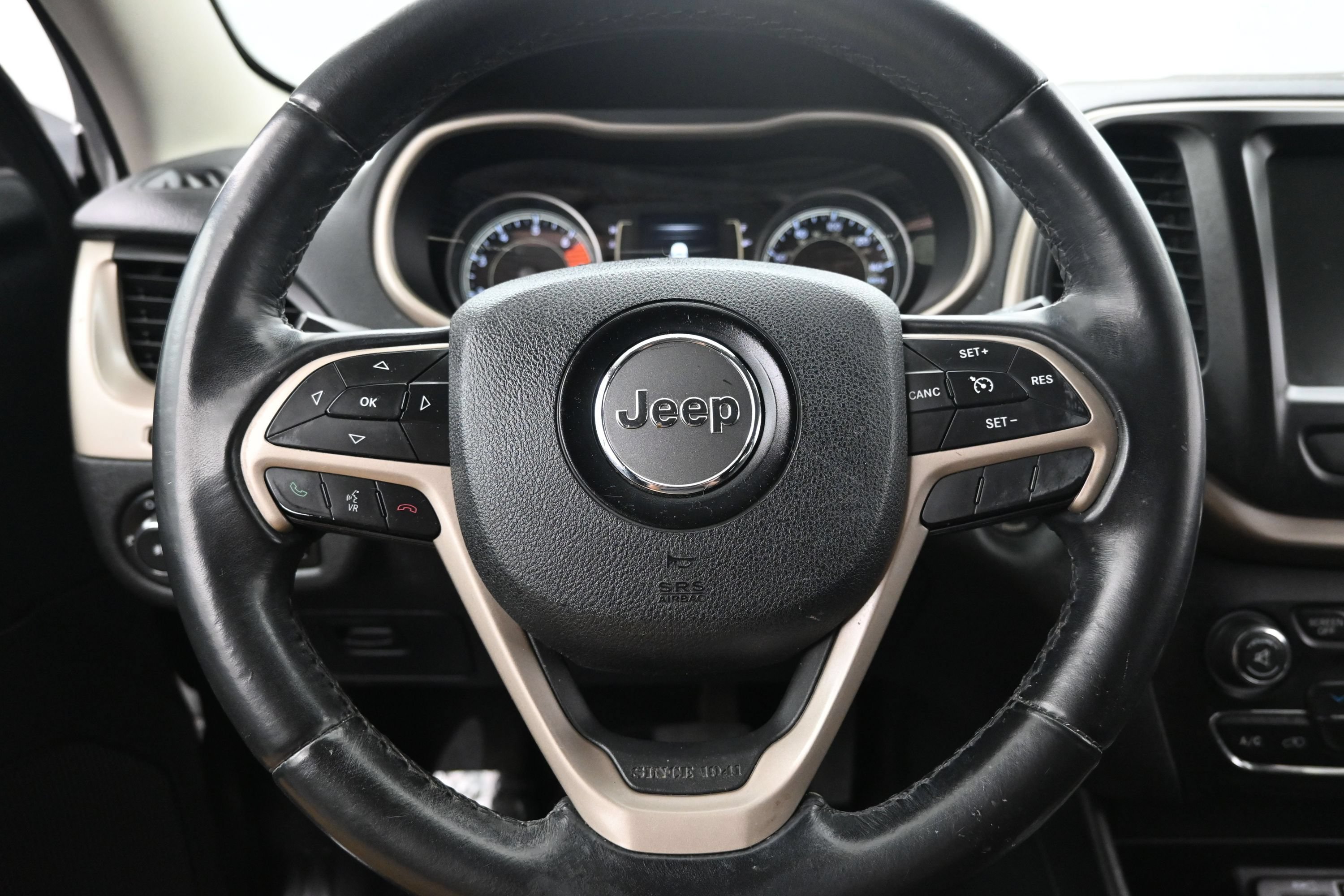 Used 2016 Jeep Cherokee Latitude AWD/4WD image 13