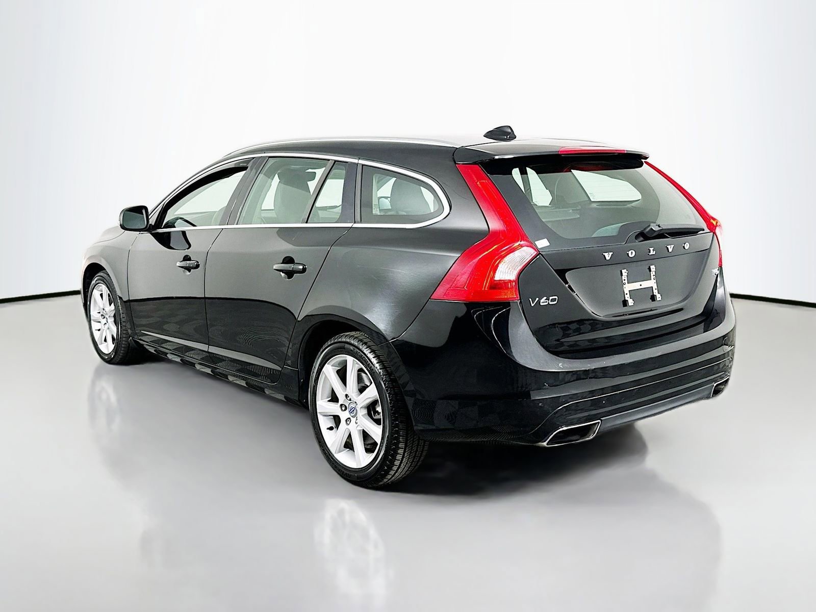 Used 2016 Volvo V60 T5 Premier image 5