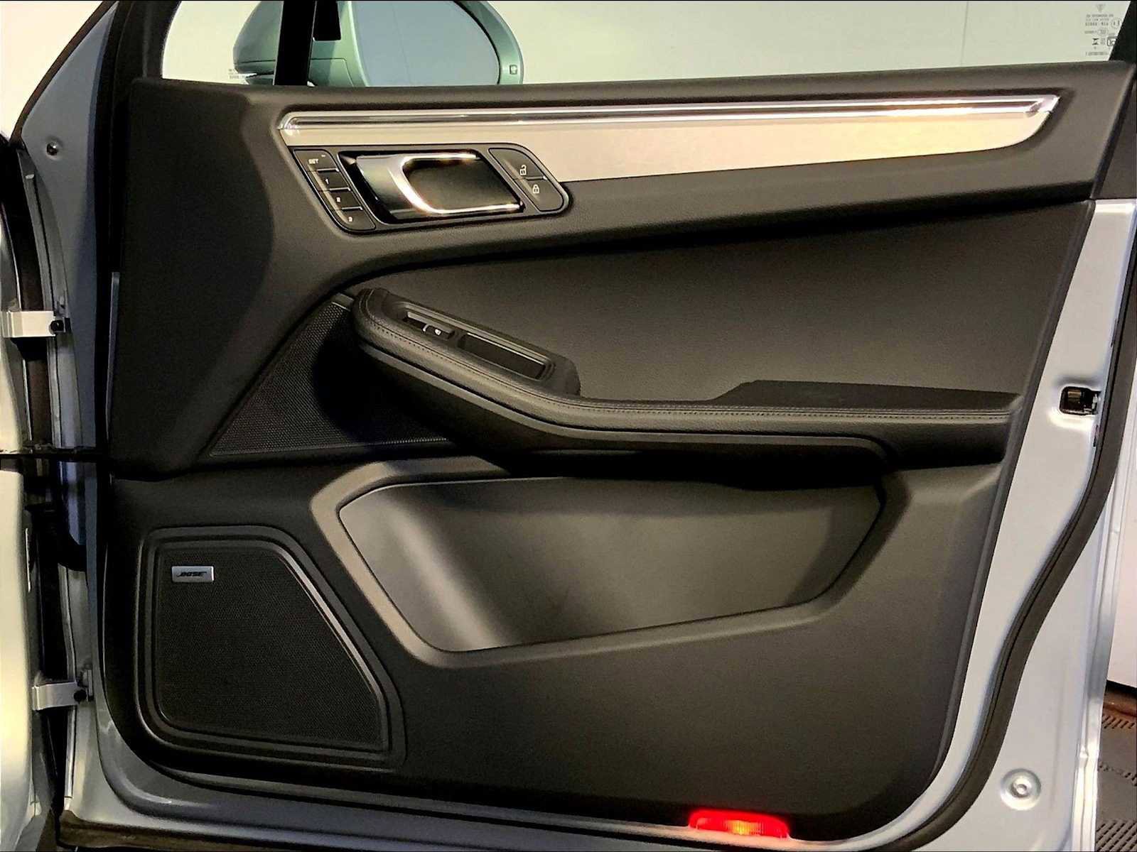 Certified 2025 Porsche Macan image 26