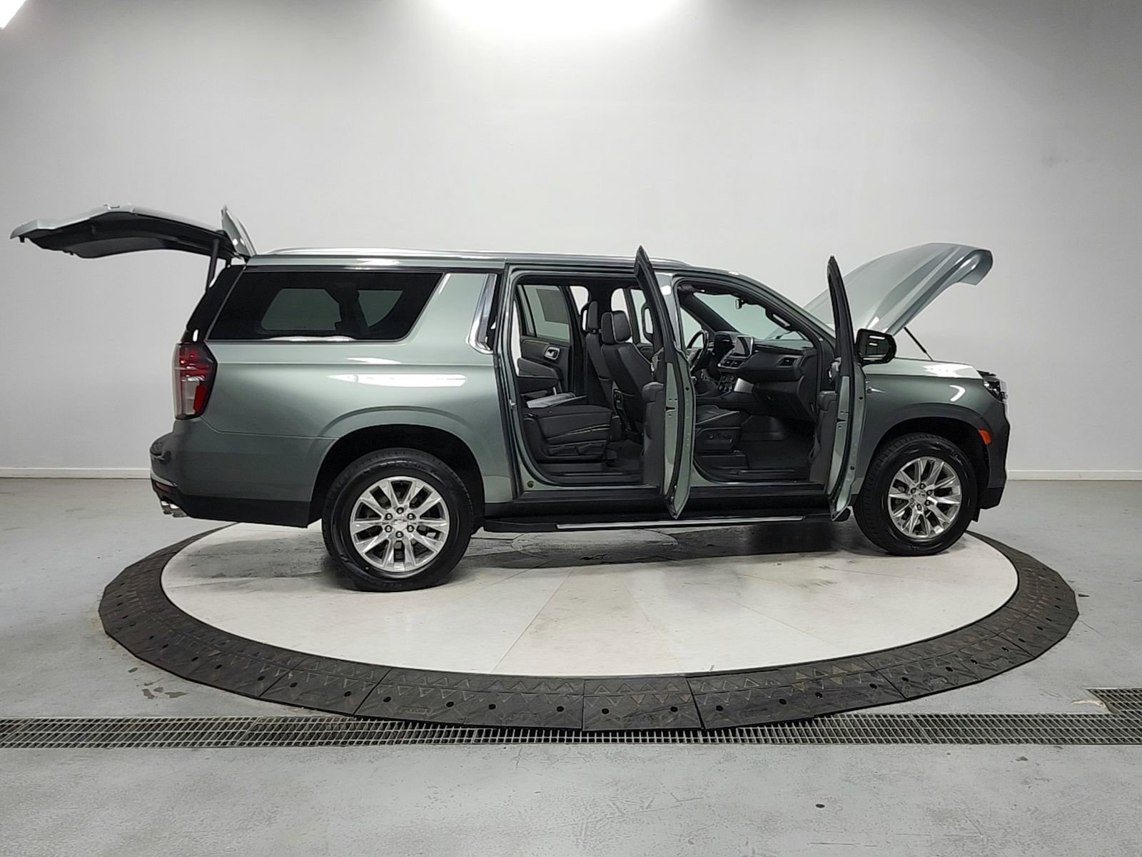Used 2023 Chevrolet Suburban Premier AWD/4WD image 16
