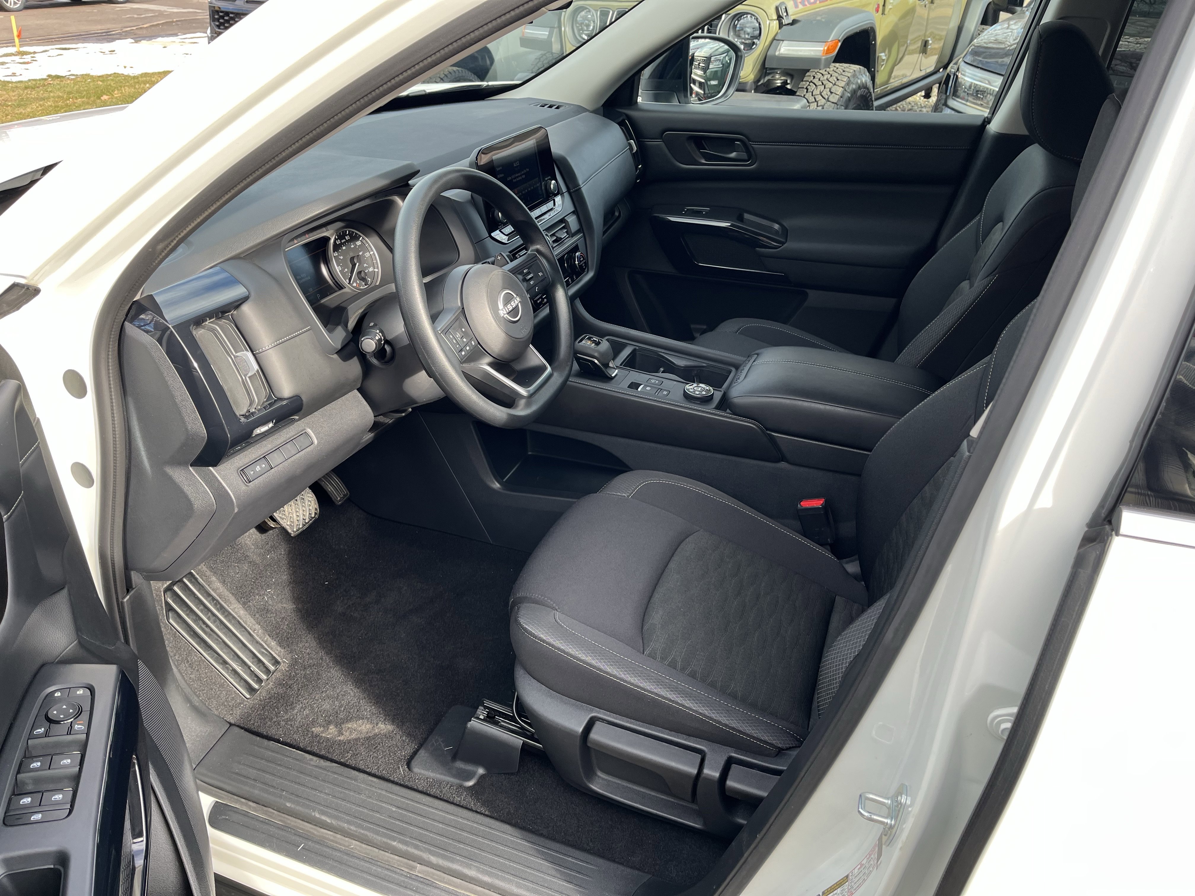 Used 2024 Nissan Pathfinder S image 10