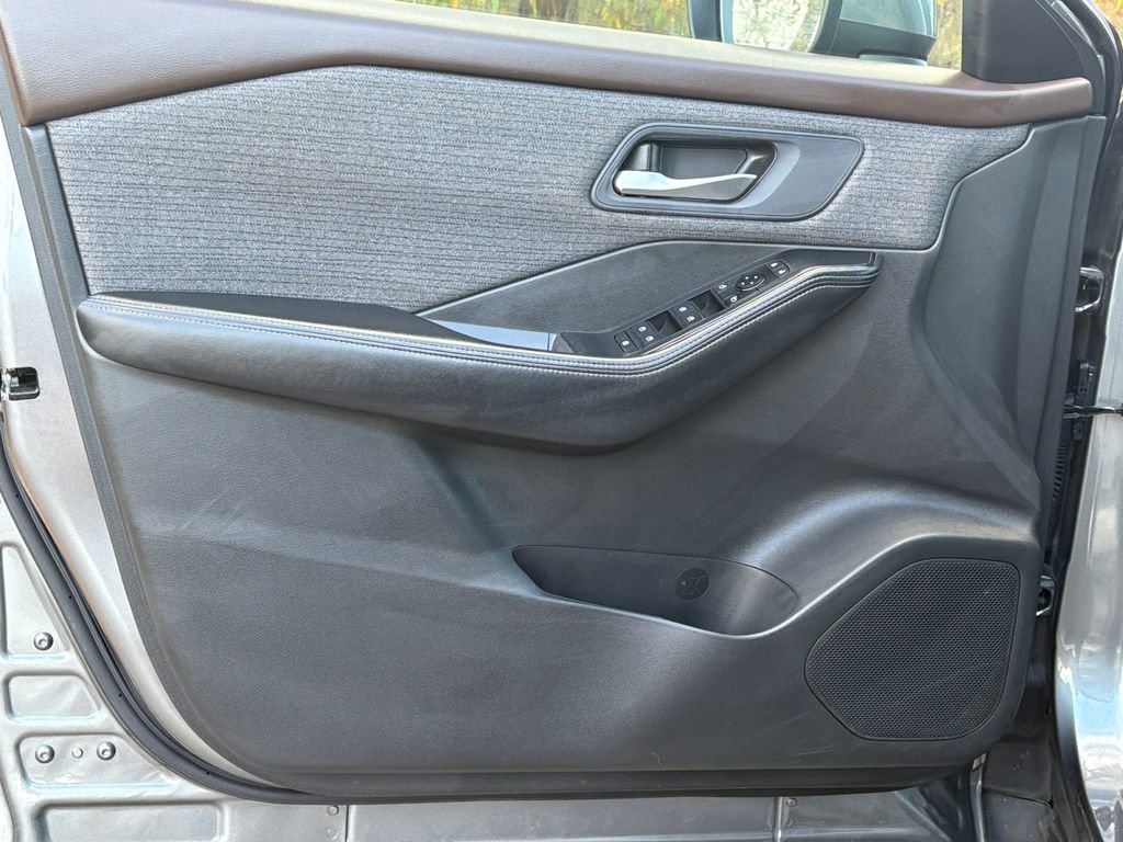 Used 2023 Nissan Rogue SV image 10