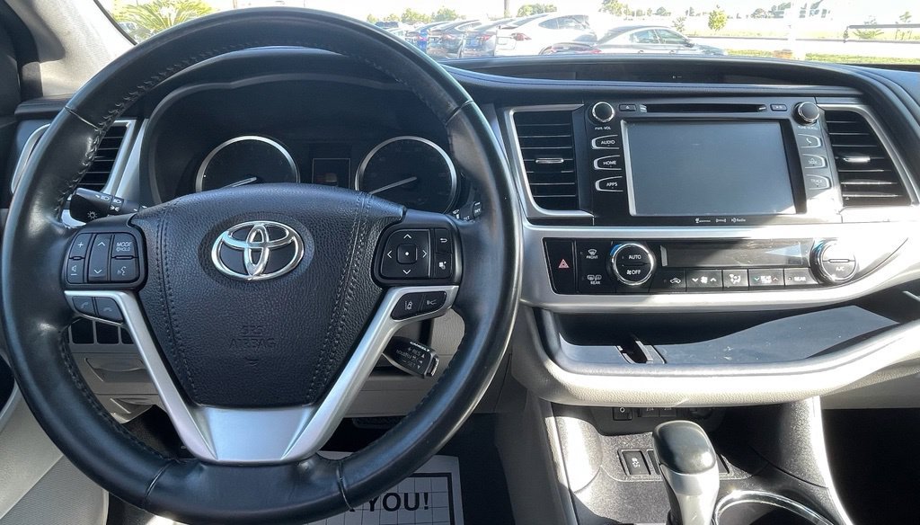 Used 2017 Toyota Highlander XLE FWD image 16