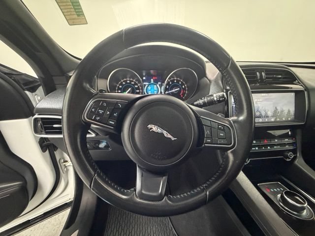 Used 2019 Jaguar F-PACE Premium AWD/4WD image 15