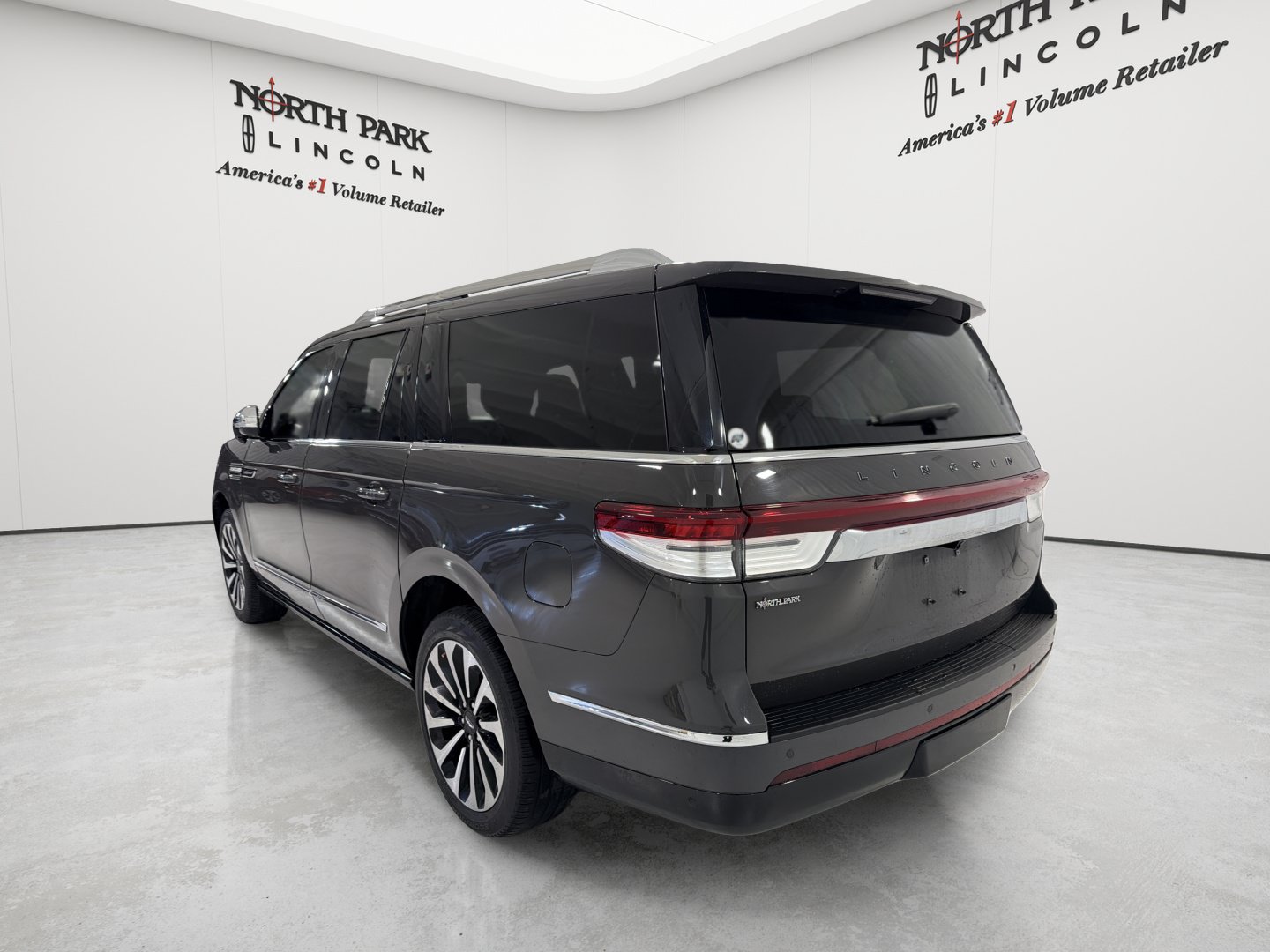 Used 2024 Lincoln Navigator L Black Label AWD/4WD image 3