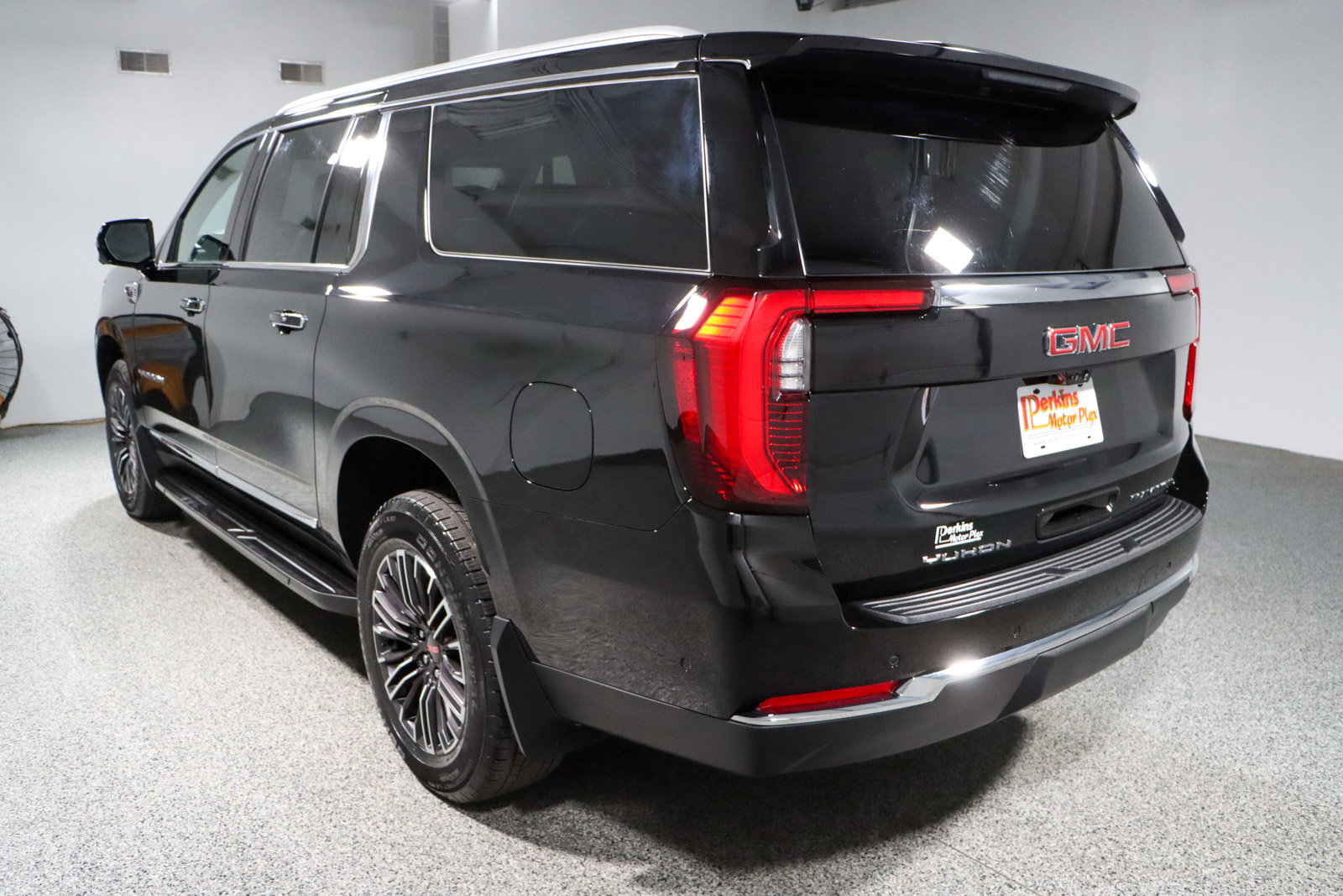 Used 2025 GMC Yukon XL Elevation w/ Elevation Premium Package image 9