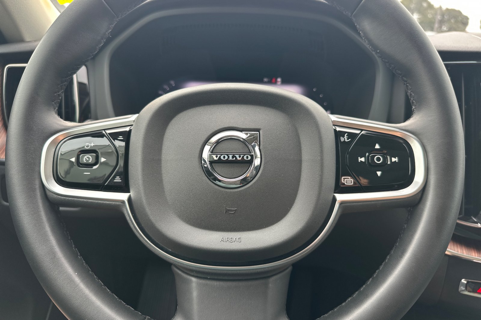 Certified 2023 Volvo XC60 T8 Plus w/ Protection Package Premier AWD/4WD image 27