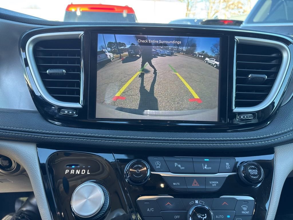 Used 2022 Chrysler Pacifica Touring-L image 21