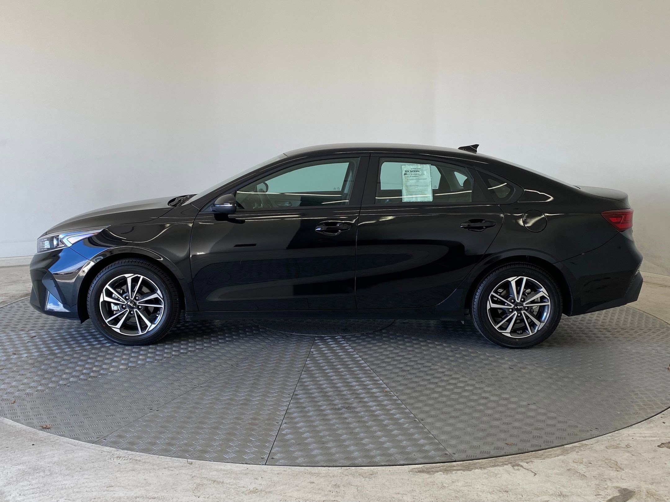 Used 2024 Kia Forte LXS w/ LXS Technology Package image 2