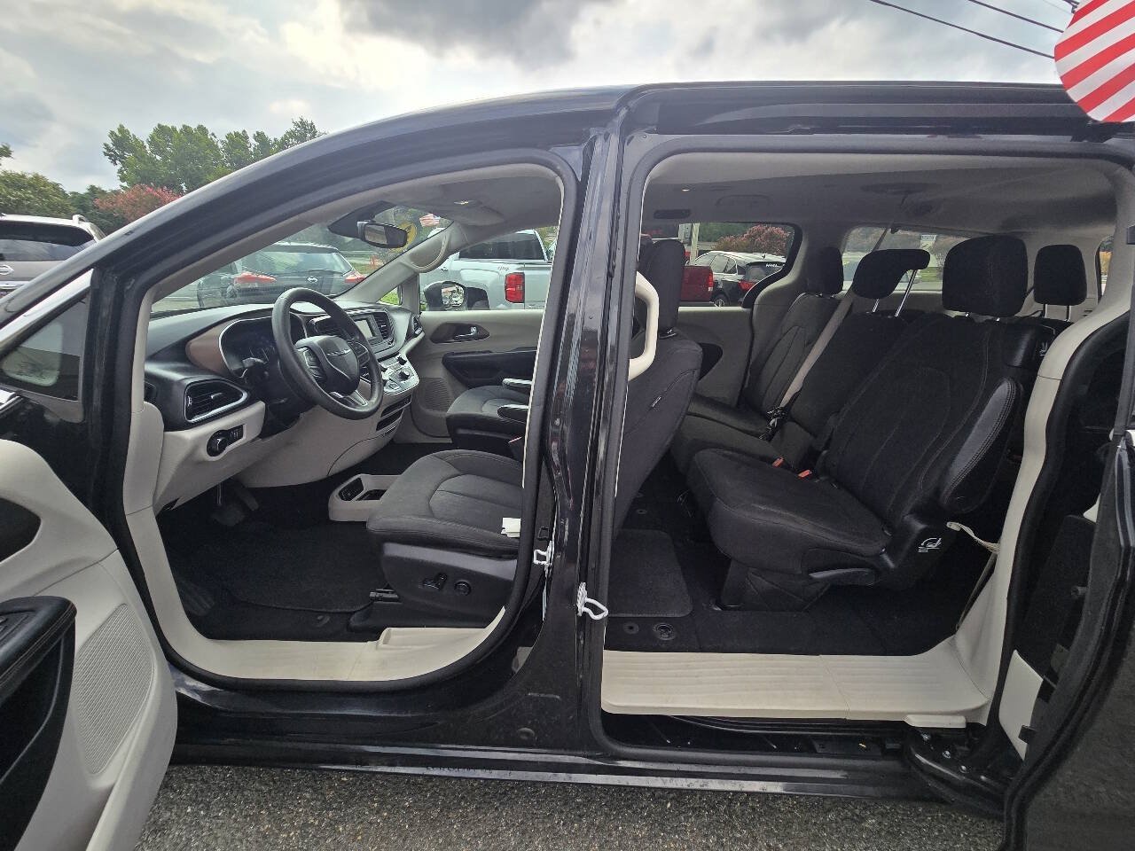 Used 2017 Chrysler Pacifica LX FWD image 25