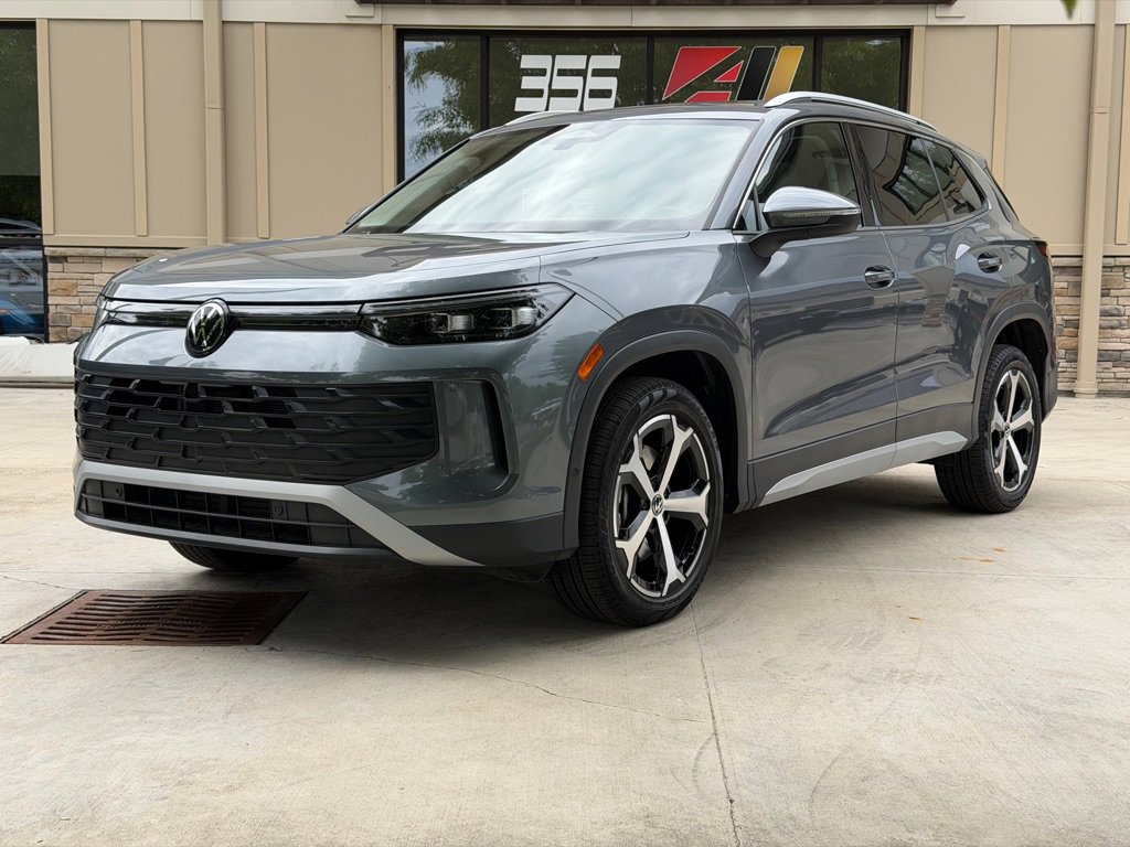 Used 2025 Volkswagen Tiguan SE AWD/4WD image 1