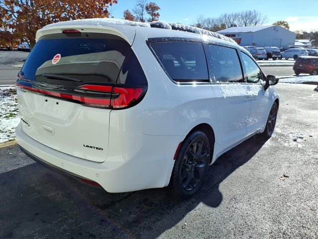 Used 2025 Chrysler Pacifica Limited image 24