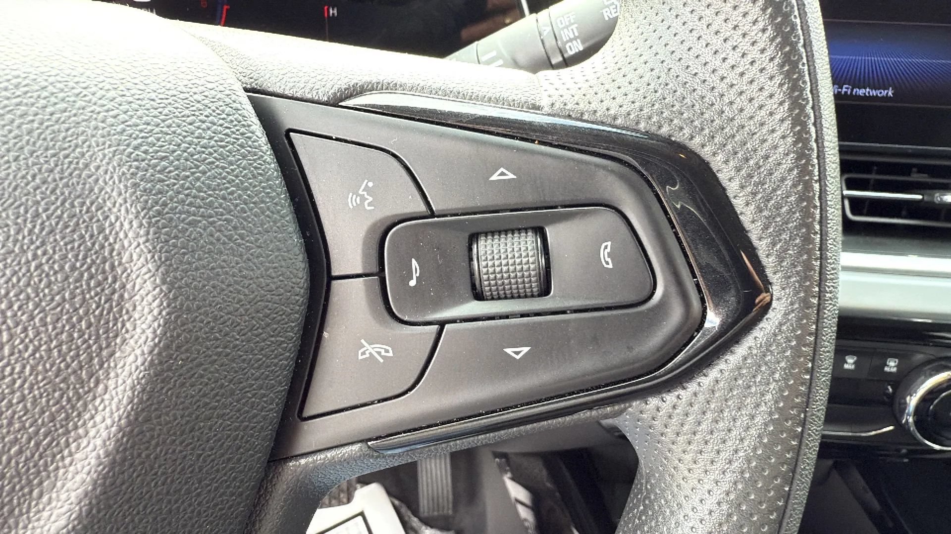 Used 2025 Chevrolet Trax LT FWD image 18