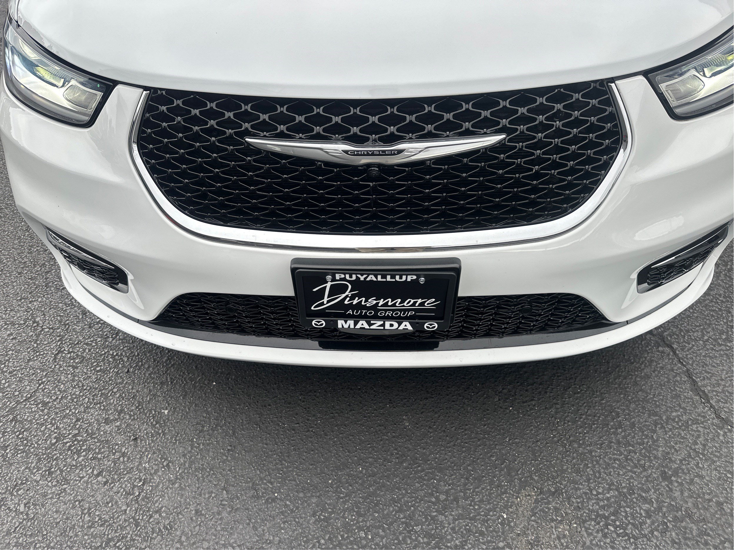 Used 2023 Chrysler Pacifica Limited w/ Uconnect Theater Family Group FWD image 24
