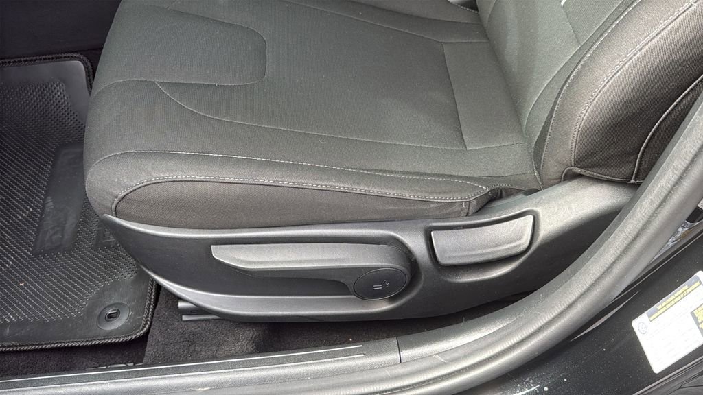 Used 2023 Hyundai Elantra SEL w/ Convenience Package image 11