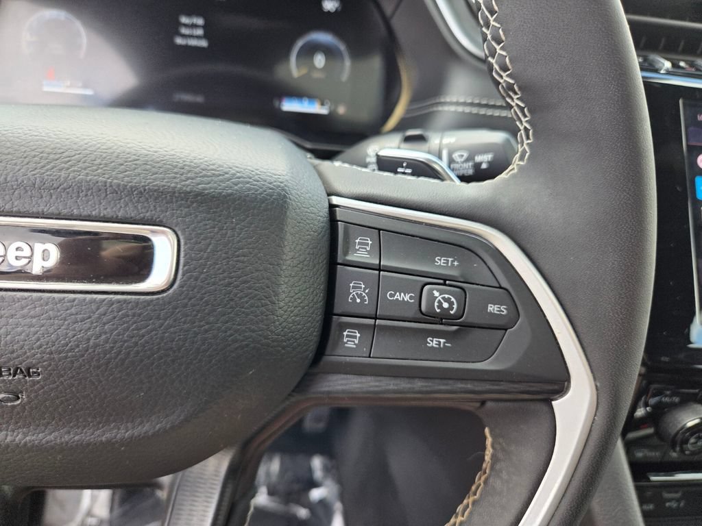 Used 2025 Jeep Grand Cherokee Altitude AWD/4WD image 32