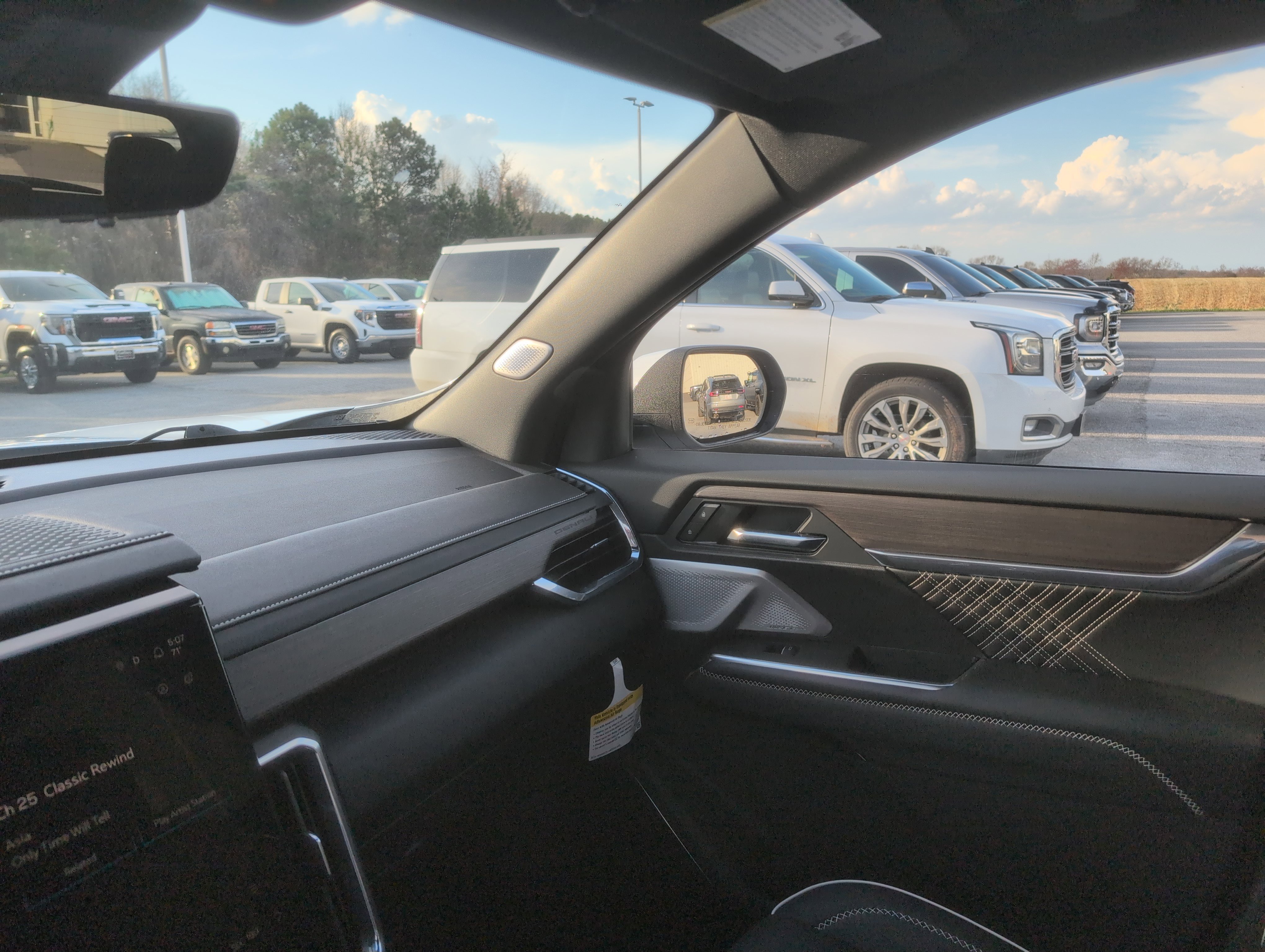 Used 2025 GMC Acadia Denali w/ Super Cruise Package image 29