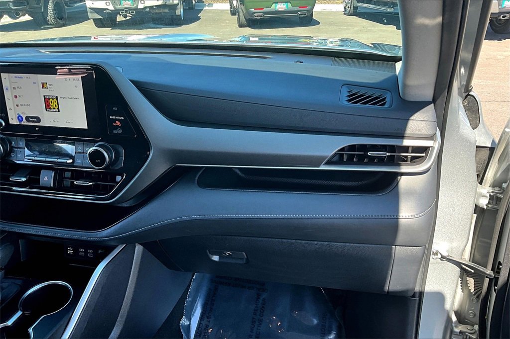 Used 2024 Toyota Highlander LE image 17