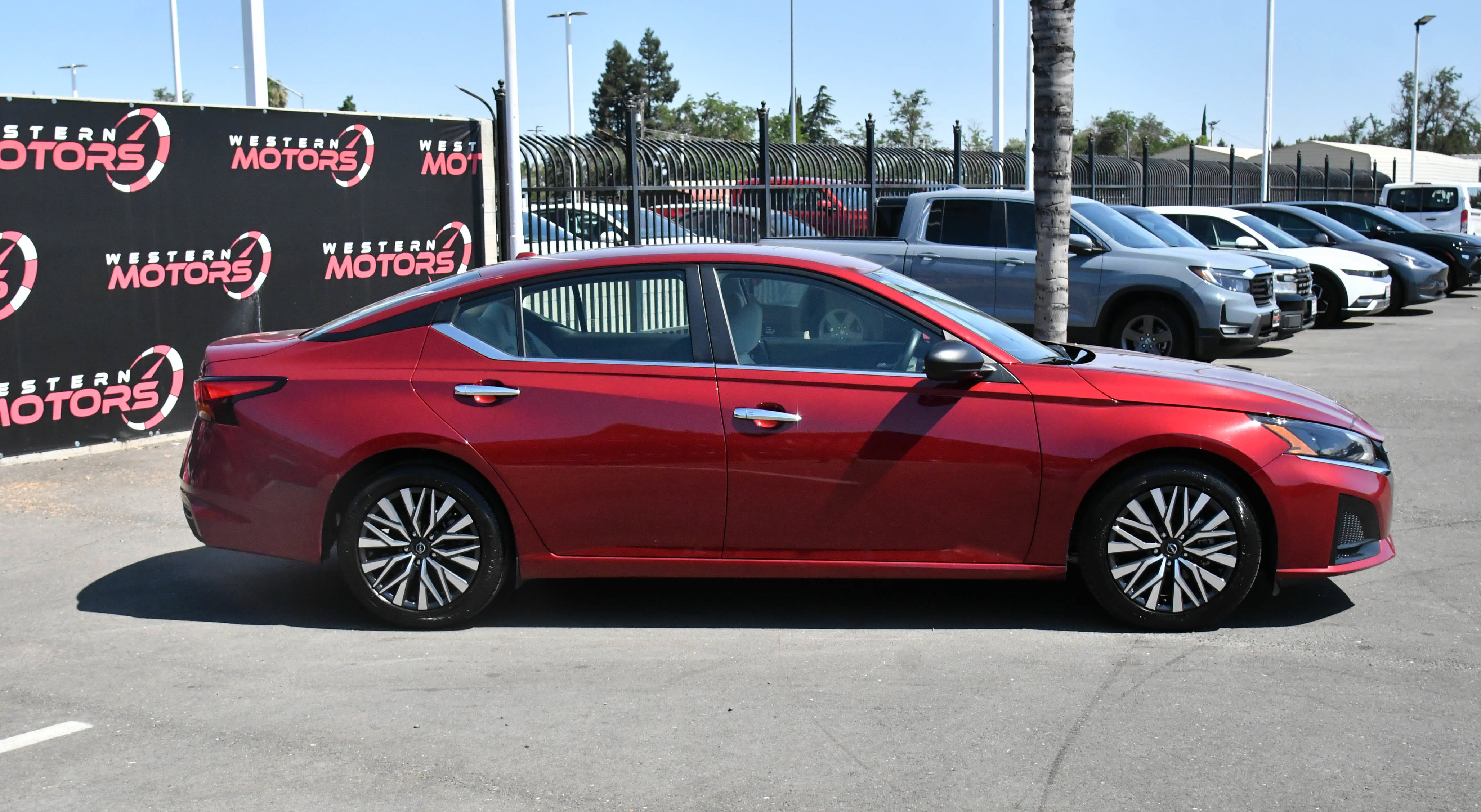 Used 2025 Nissan Altima 2.5 SV FWD image 9