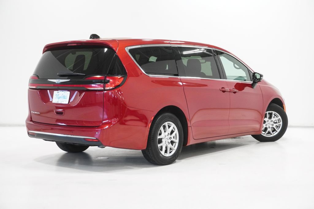 Used 2025 Chrysler Pacifica Select image 27