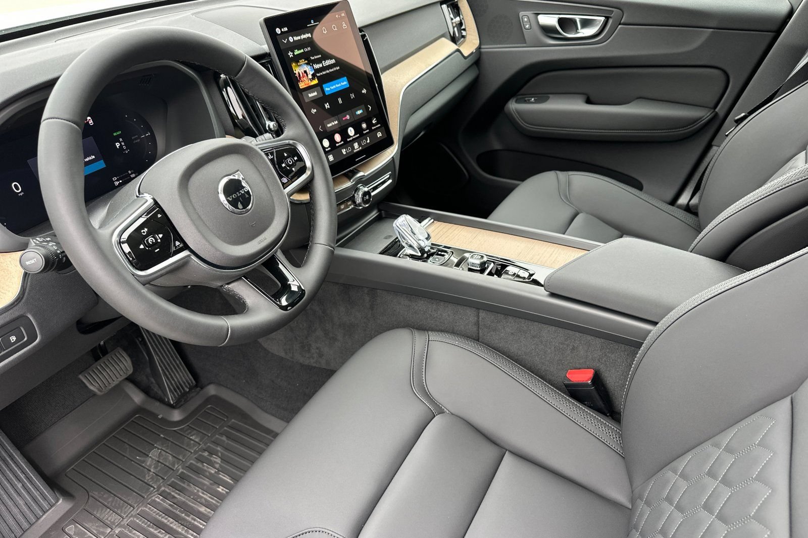 New 2026 Volvo XC60 T8 Plus w/ Climate Package PRO AWD/4WD image 10