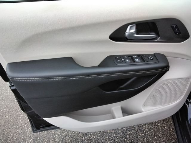 Used 2024 Chrysler Pacifica Touring-L image 29