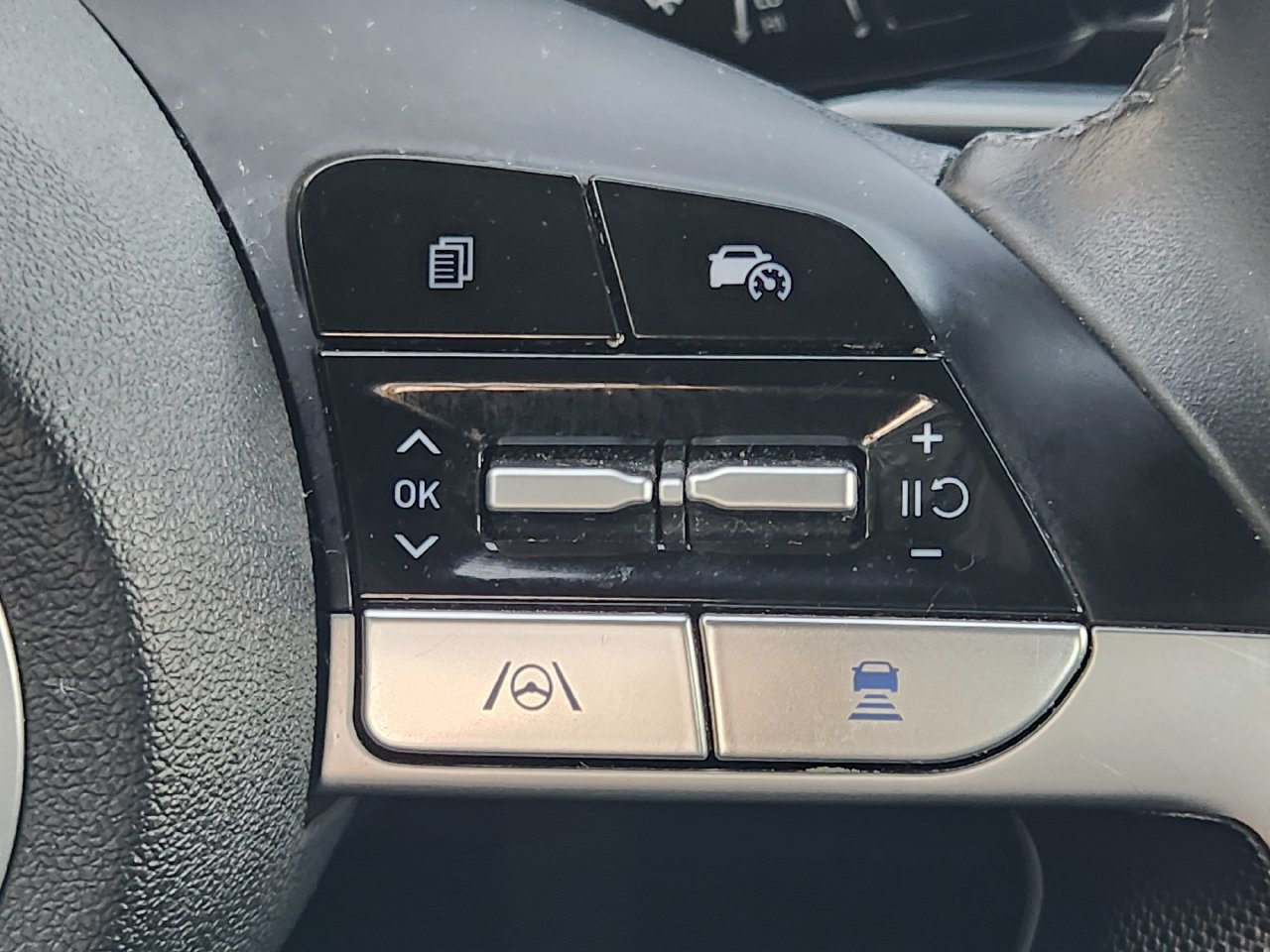 Used 2025 Hyundai Elantra SEL FWD image 28