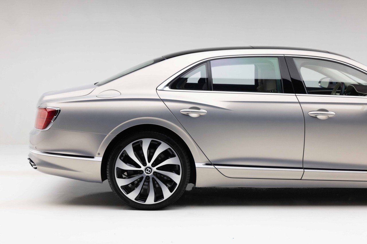 Used 2024 Bentley Flying Spur Azure AWD/4WD image 25