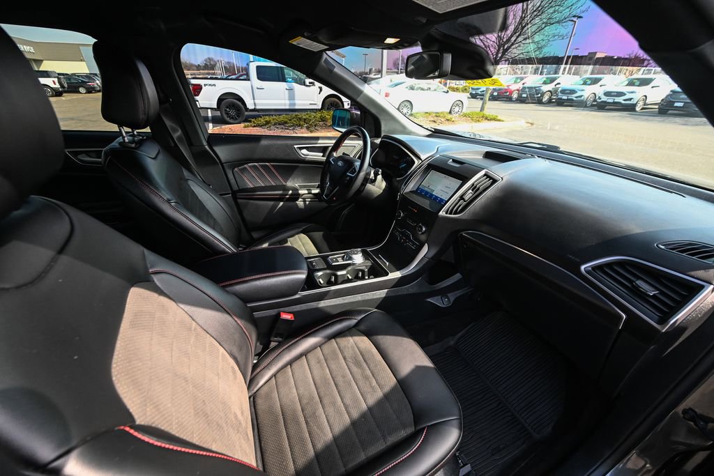 Used 2020 Ford Edge ST-Line w/ Cold Weather Package image 22