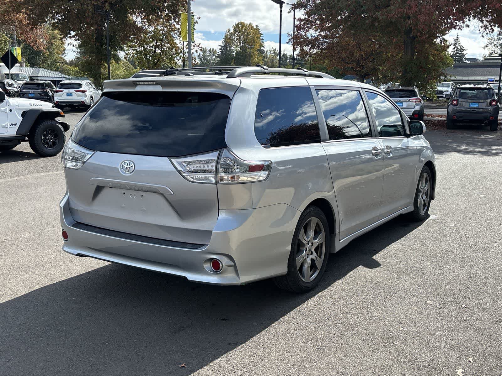 Used 2017 Toyota Sienna SE Premium w/ Cargo Management Package FWD image 5