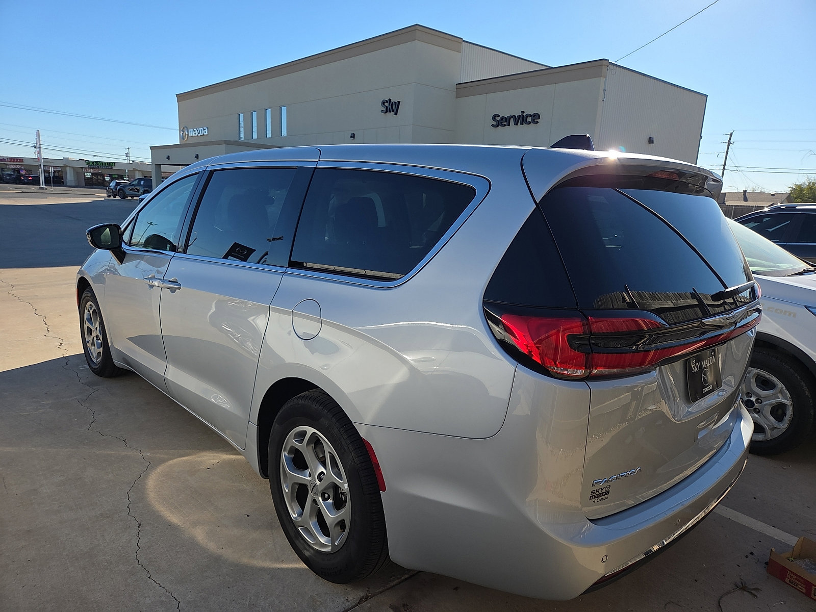 Used 2024 Chrysler Pacifica Limited image 3