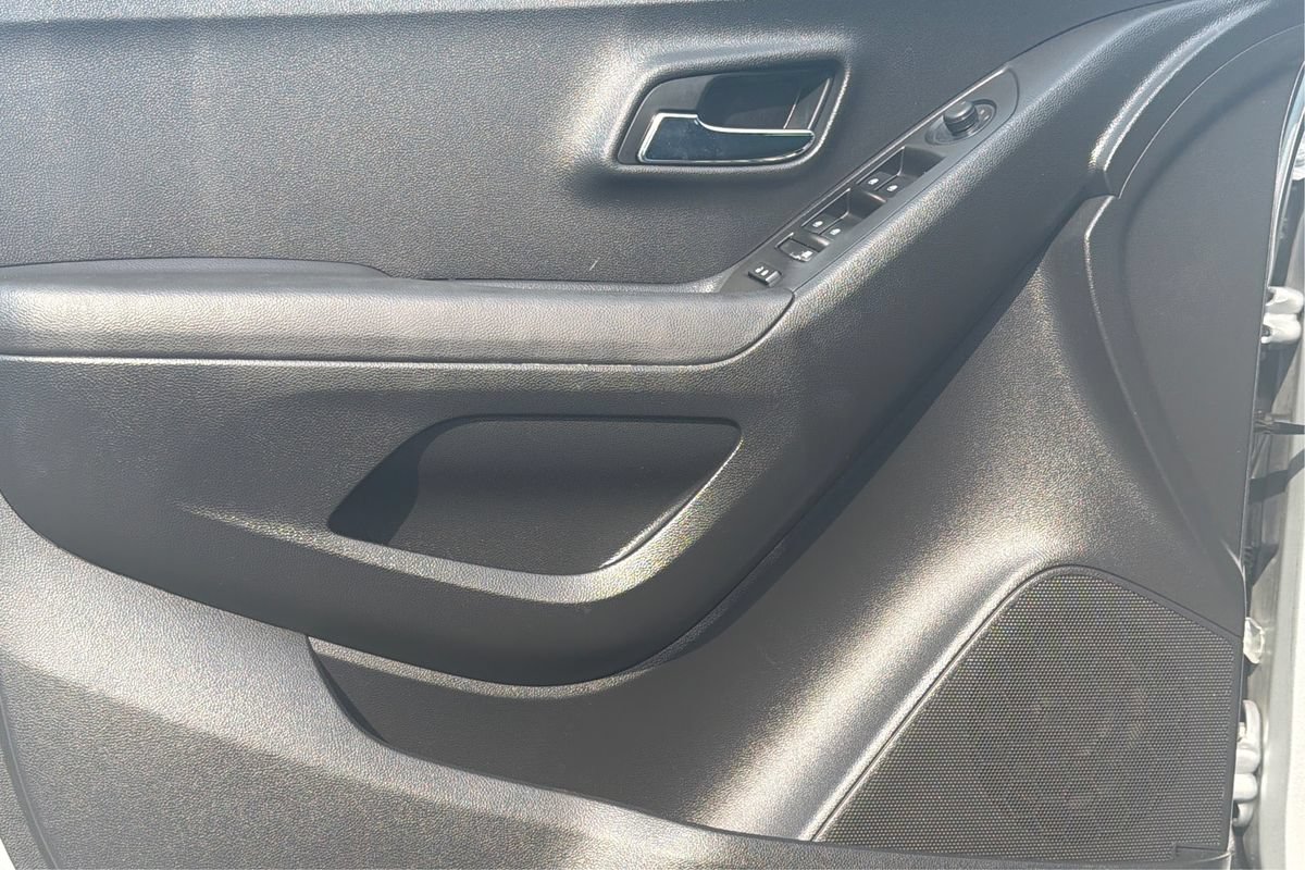 Used 2020 Chevrolet Trax LT w/ LT Convenience Package FWD image 19