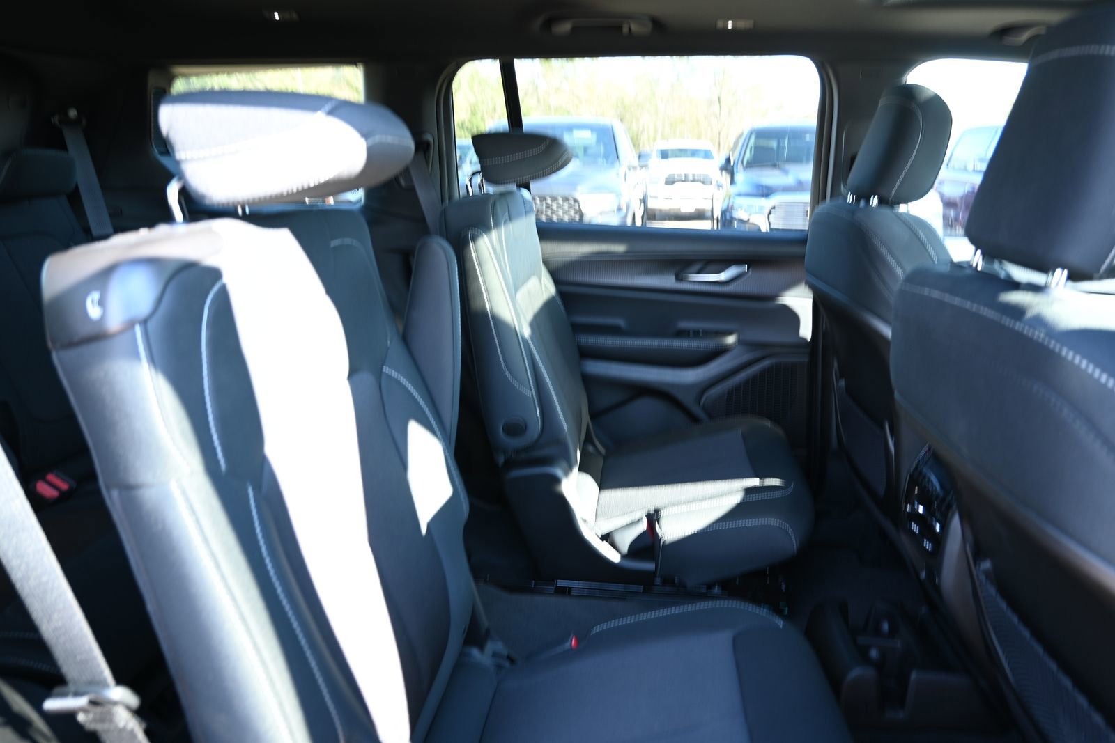 New 2025 Jeep Grand Cherokee L Laredo image 21