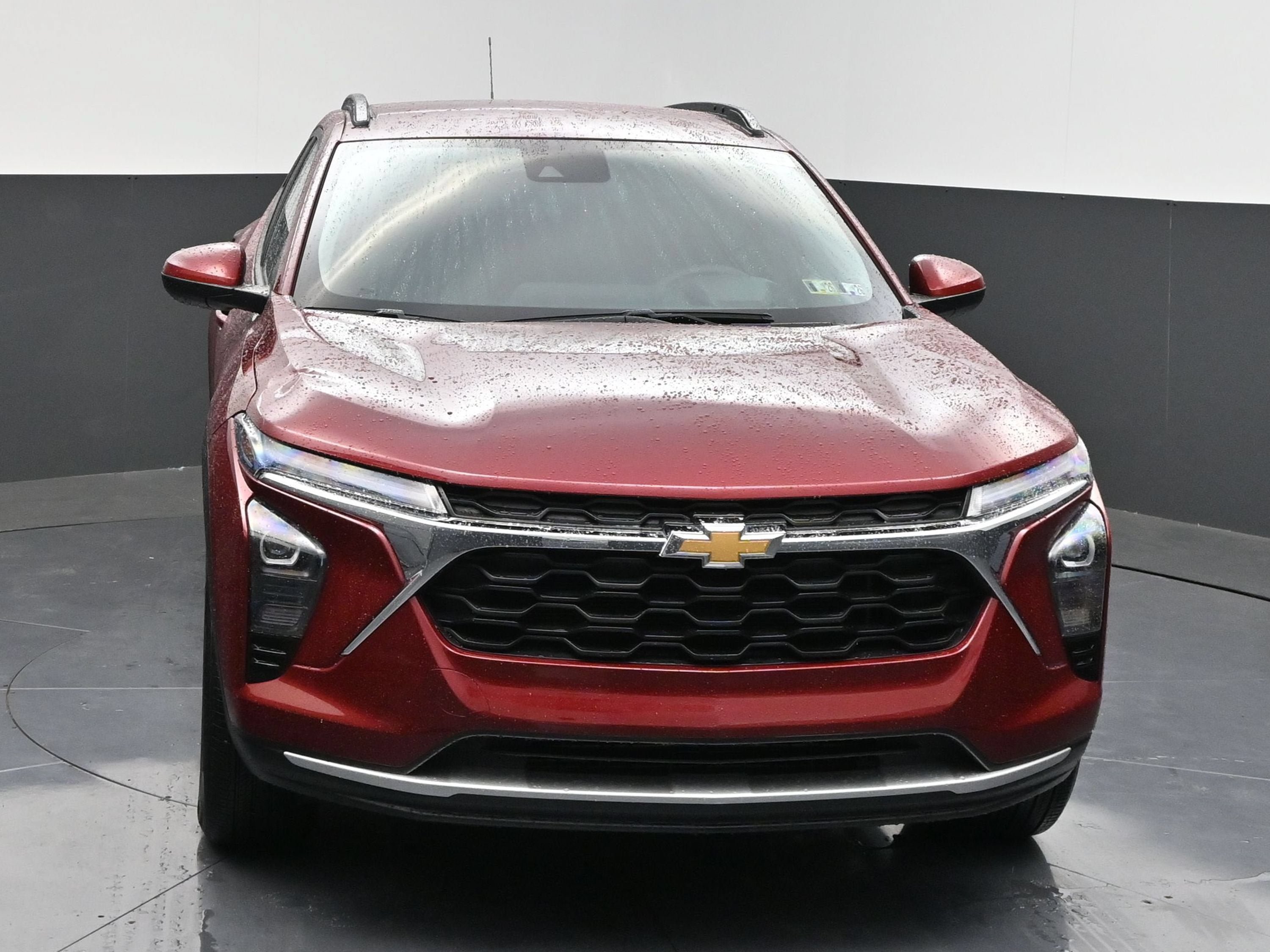 Used 2024 Chevrolet Trax LT FWD image 2