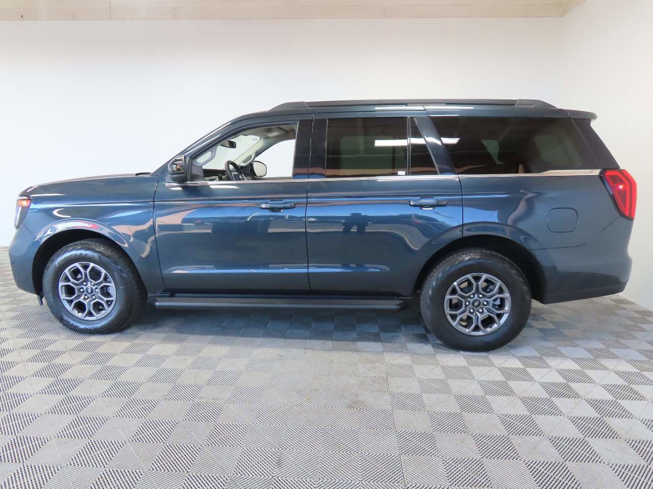 Used 2025 Ford Expedition Active RWD image 5