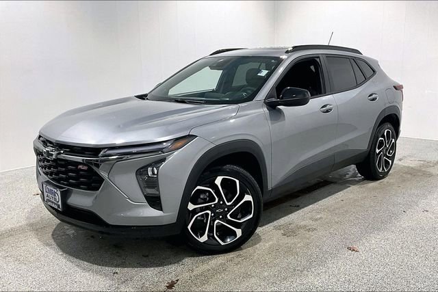 Used 2025 Chevrolet Trax RS w/ Sunroof Package image 3