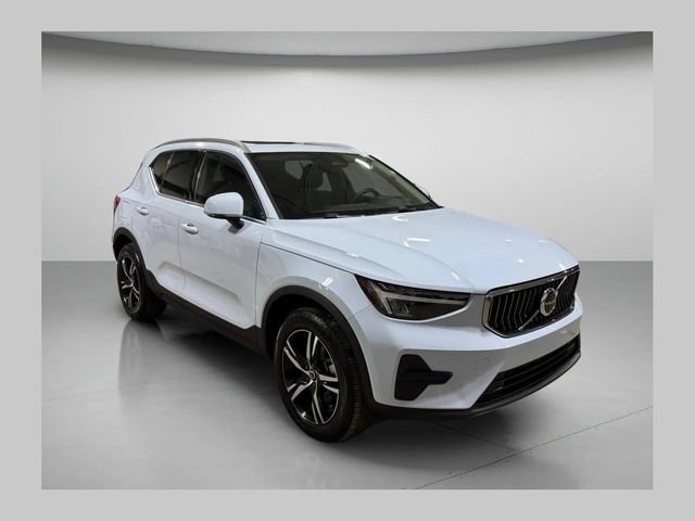 Used 2025 Volvo XC40 B5 Core AWD/4WD image 1
