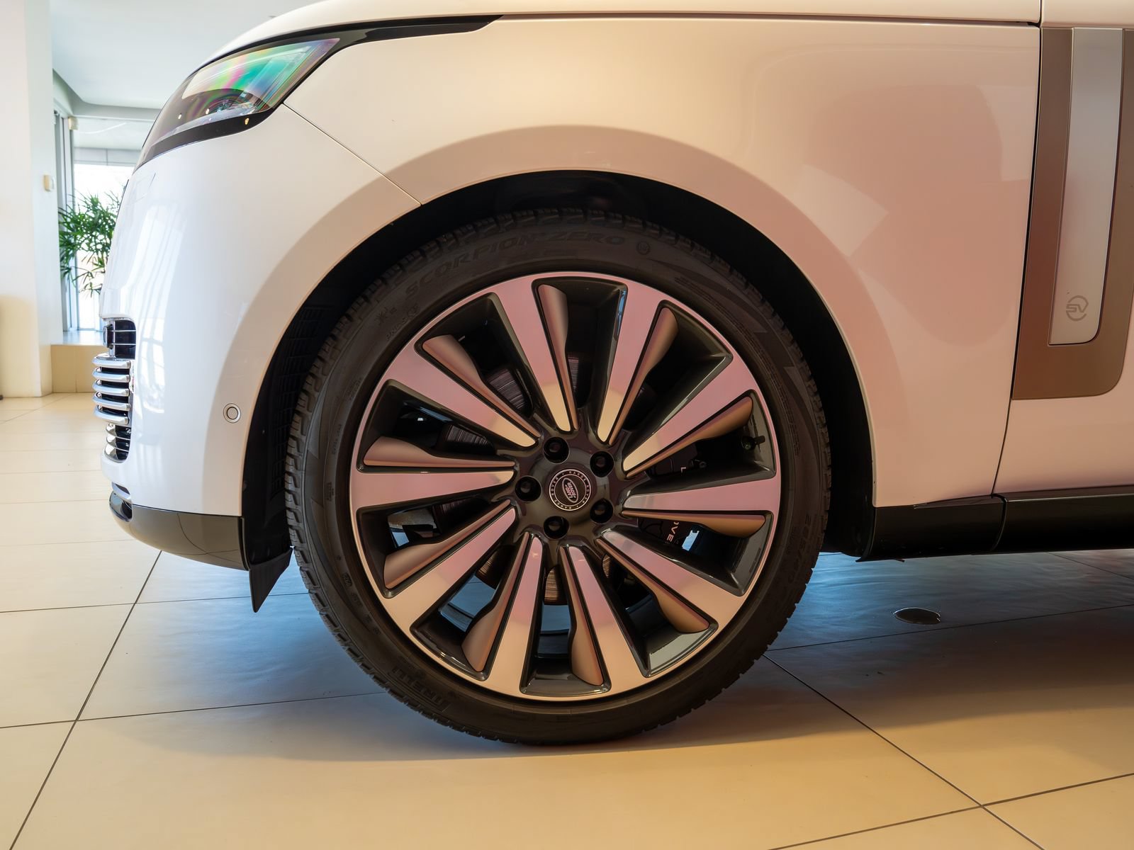 Used 2022 Land Rover Range Rover SV AWD/4WD image 3