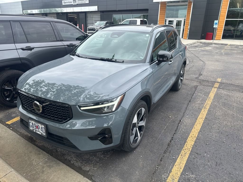 Used 2023 Volvo XC40 B5 Plus w/ Protection Package Premier AWD/4WD image 1