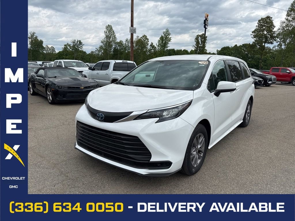 Used 2025 Toyota Sienna LE FWD image 1