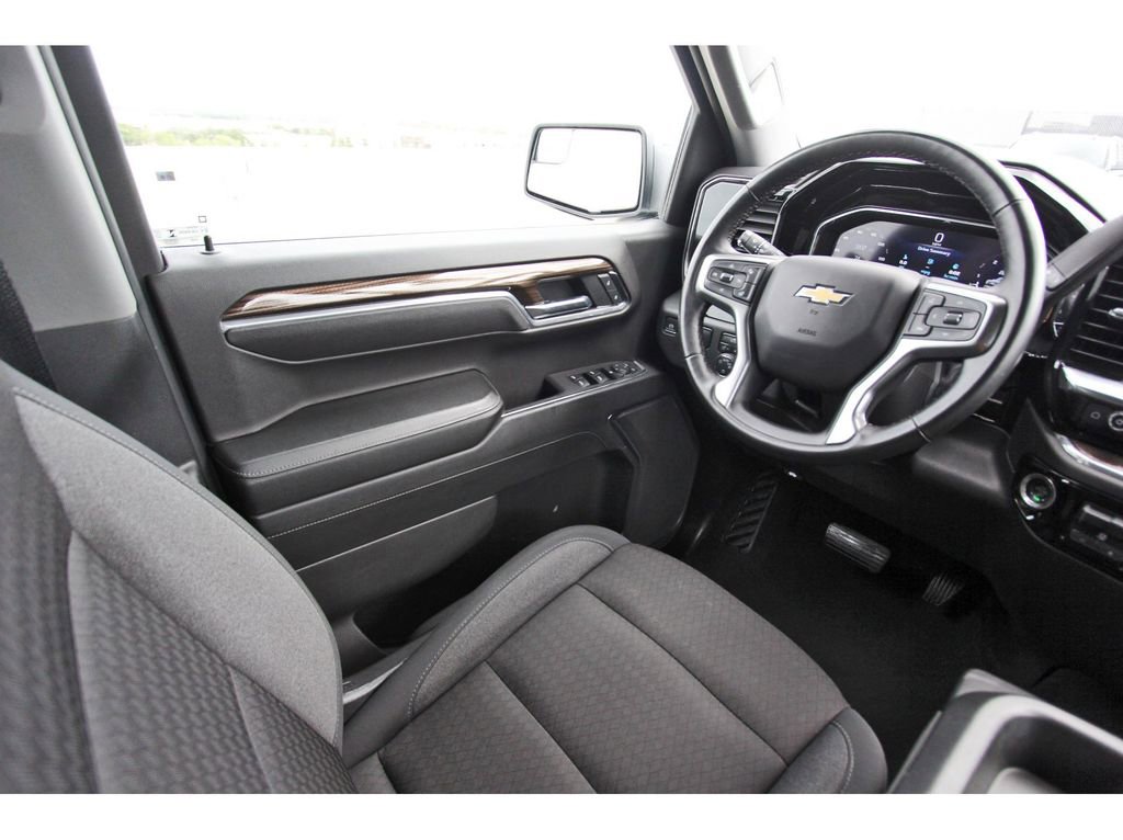 Used 2025 Chevrolet Silverado 1500 LT RWD image 8