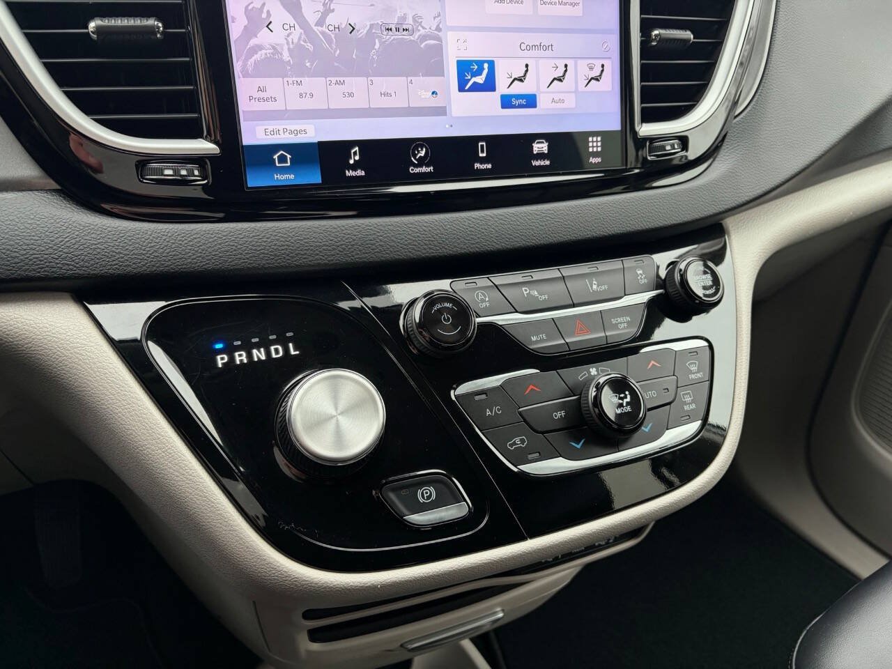 Used 2024 Chrysler Pacifica Touring-L FWD image 31