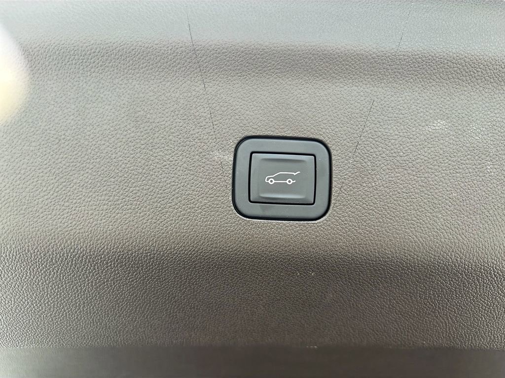 Used 2024 GMC Yukon XL SLT w/ SLT Luxury Package RWD image 16