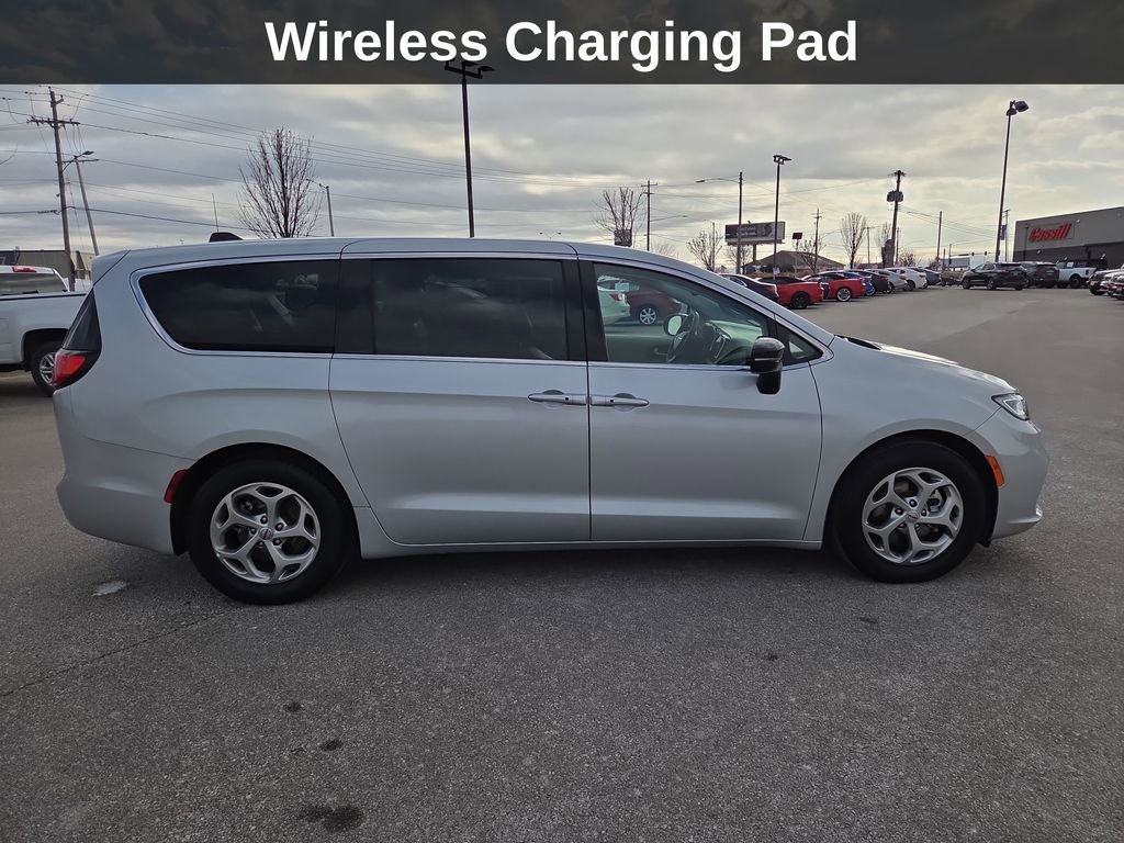 Used 2024 Chrysler Pacifica Limited image 8