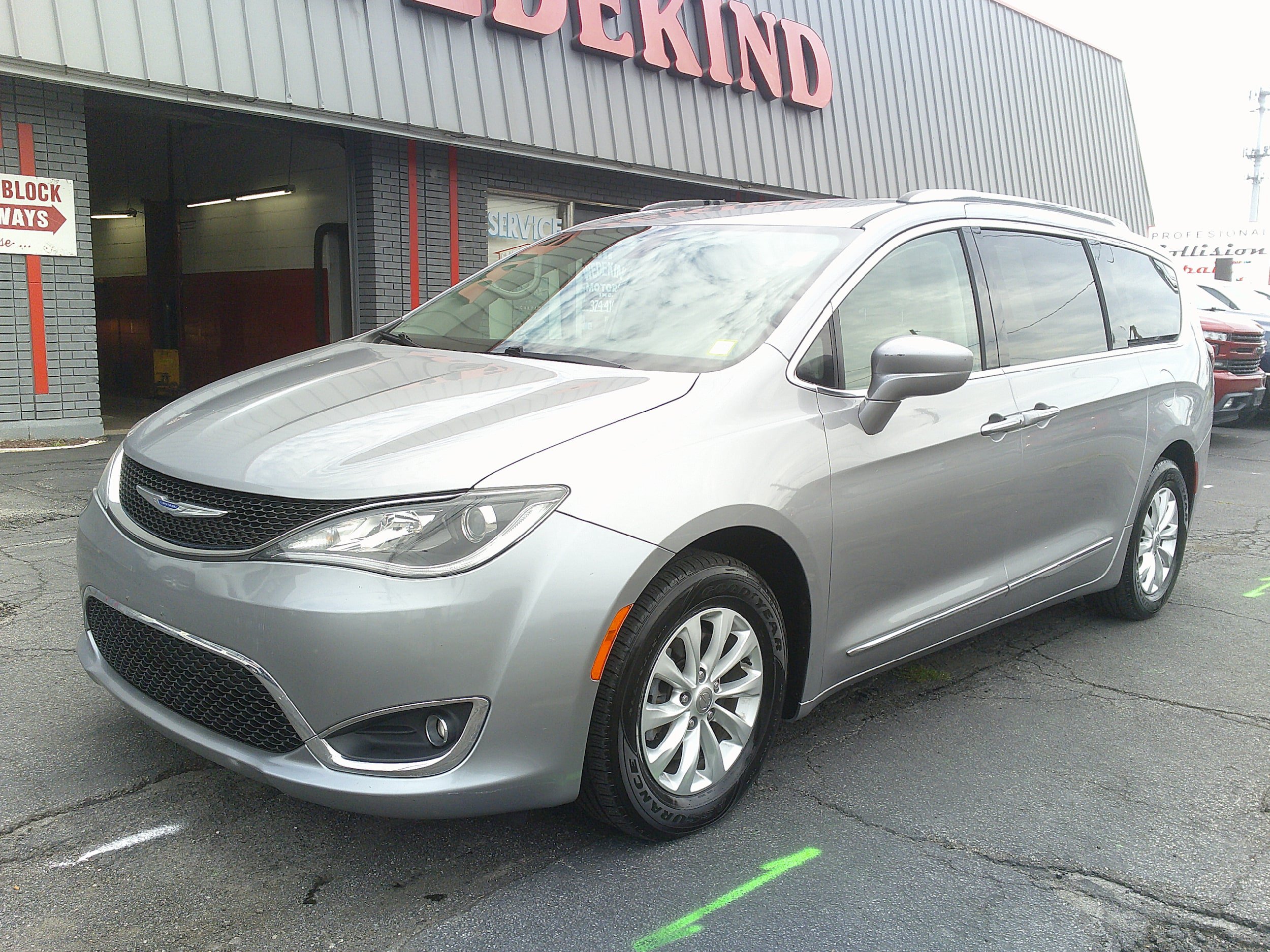 Used 2018 Chrysler Pacifica Touring-L FWD image 2