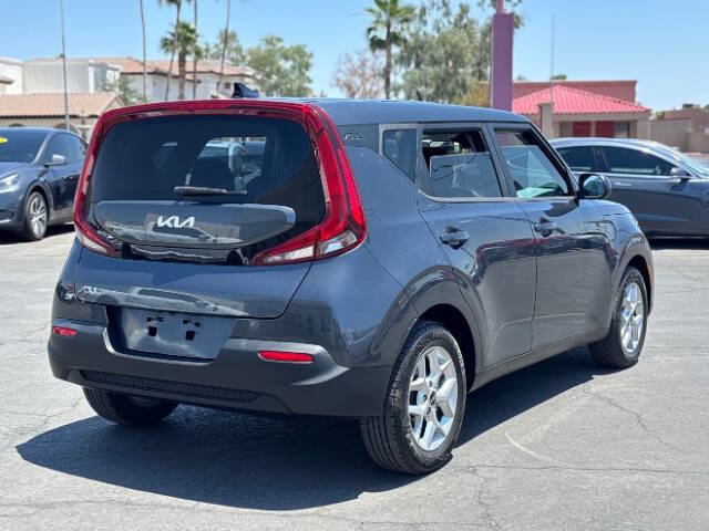 Used 2022 Kia Soul LX w/ Technology Package FWD image 3