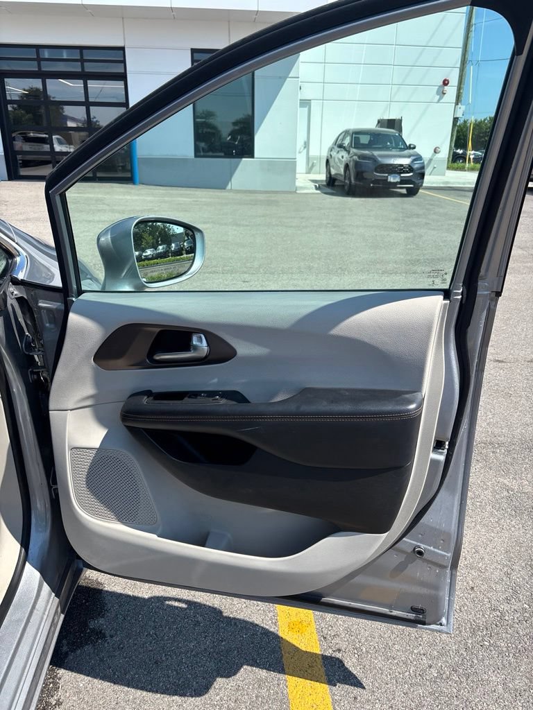 Used 2017 Chrysler Pacifica Touring-L FWD image 14