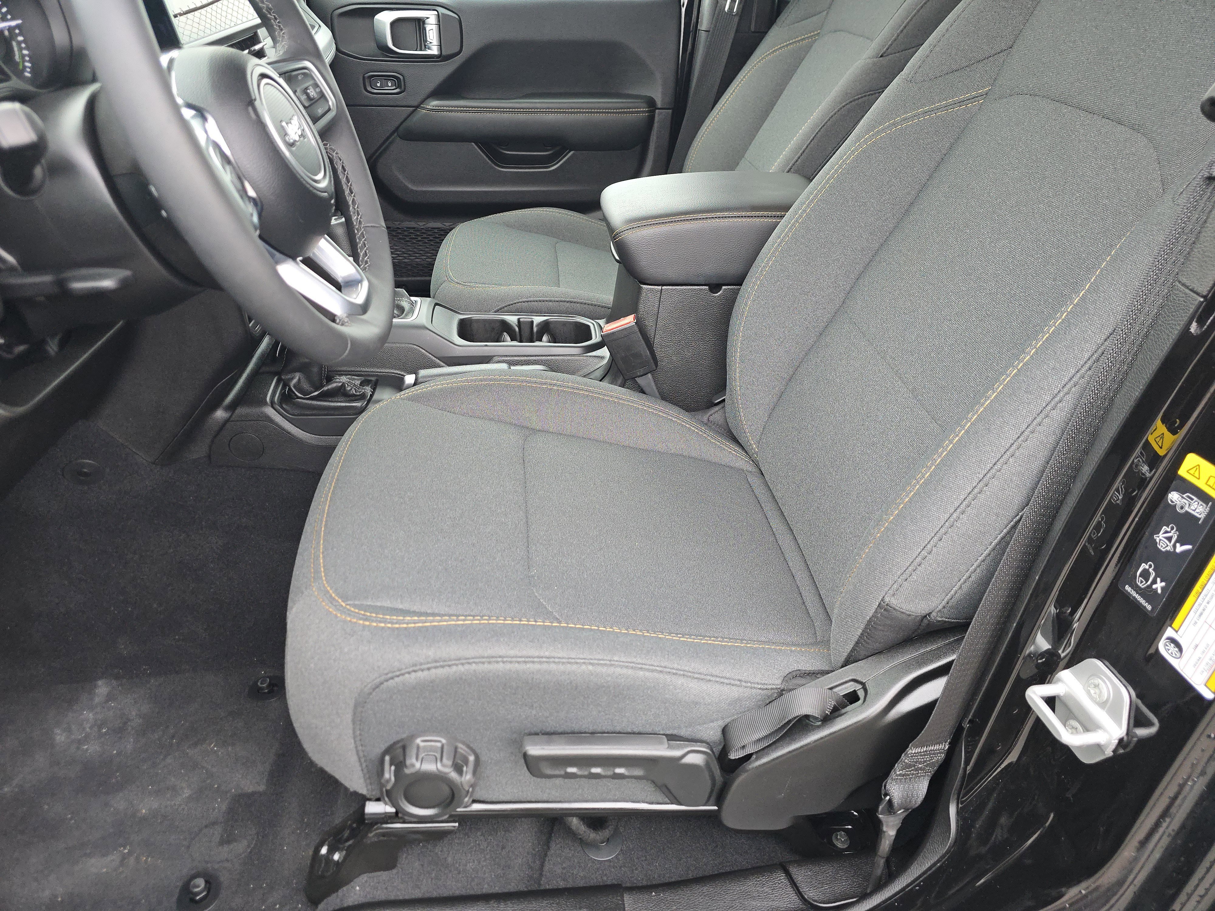 Used 2025 Jeep Wrangler Sahara image 17