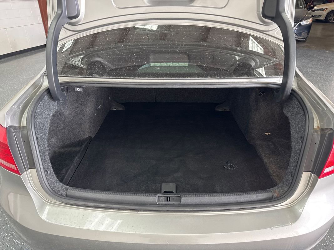 Used 2014 Volkswagen Passat 1.8T Wolfsburg Edition image 17