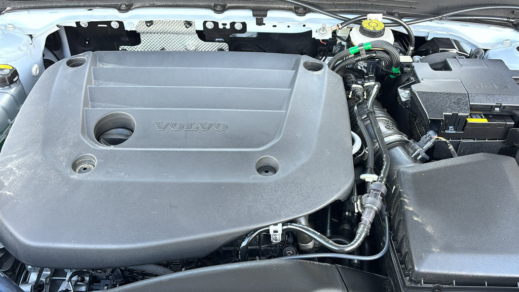 Certified 2026 Volvo XC40 B5 Plus AWD/4WD image 32
